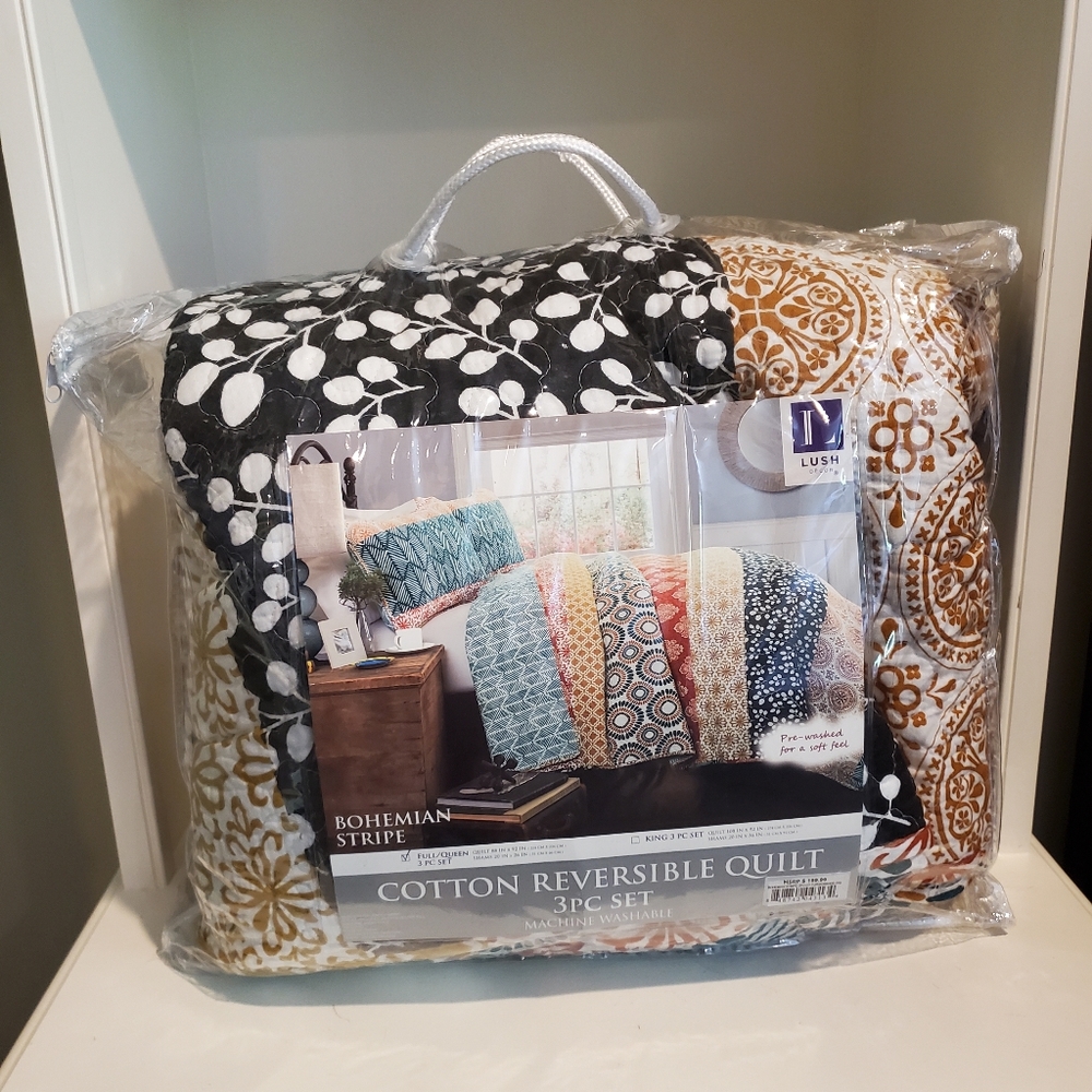 Reversible Quilt and 2 Standard Shams - Size Queen